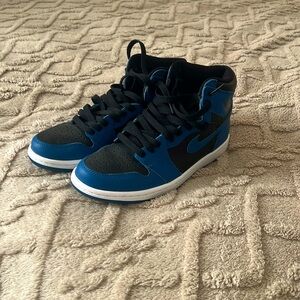 Women’s size 7/Men’s 5.5, no box, worn only a couple of times!